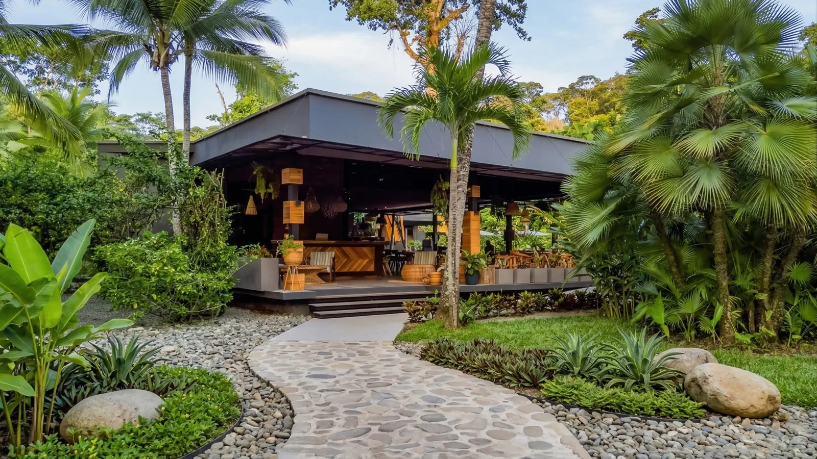 Exterior de NÚM Restaurante en Puerto Viejo de Talamanca